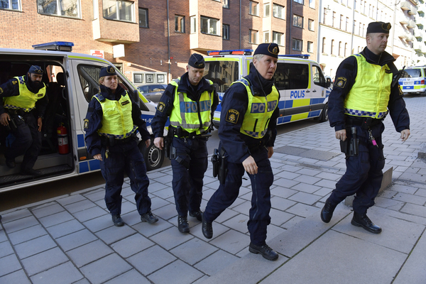 Poliser anländer till säkerhetssalen vid Stockholms tingsrätt inför häktningsförhandlingen mot Rakhmat Akilov som misstänks för lastbilsdådet i Stockholm. Foto: TT