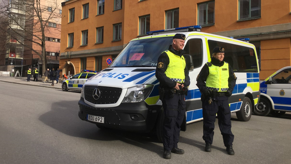 Poliser har spärrat av gatan utanför säkerhetssalen där häktningsförhandlingen ska hållas. Foto: Karolina Schützer Nelander / SVT