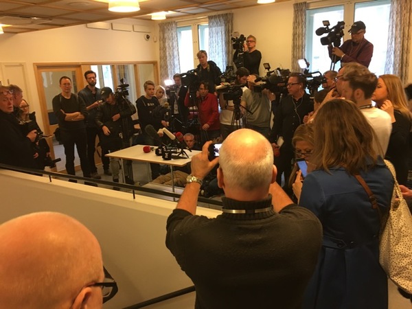Här väntar pressen på att åklagaren ska hålla en kort pressträff efter häktningsförhandlingen.