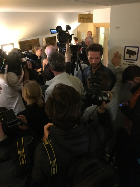 Försvarsadvokaten anländer till säkerhetssalen