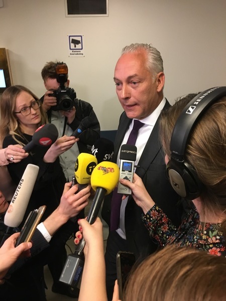 "Vi har en god relation", säger försvarsadvokaten på frågan hur deras relation ser ut