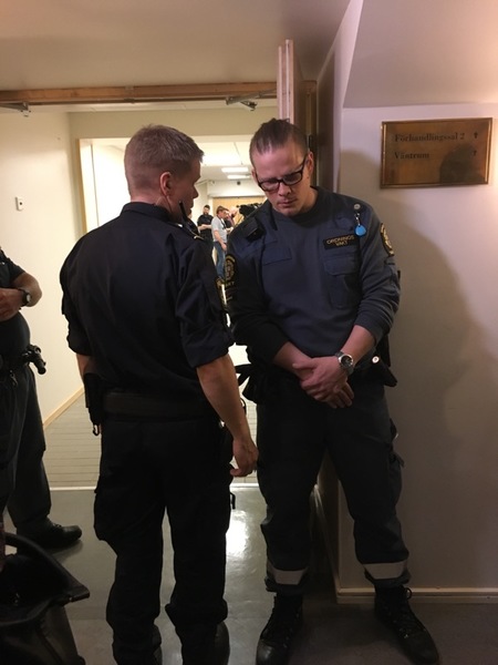Många poliser som cirkulerar bland journalisterna utanför säkerhetssalen.