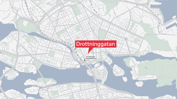 Här är platsen där lastbilen har kört in i Åhlénshuset på Drottninggatan.