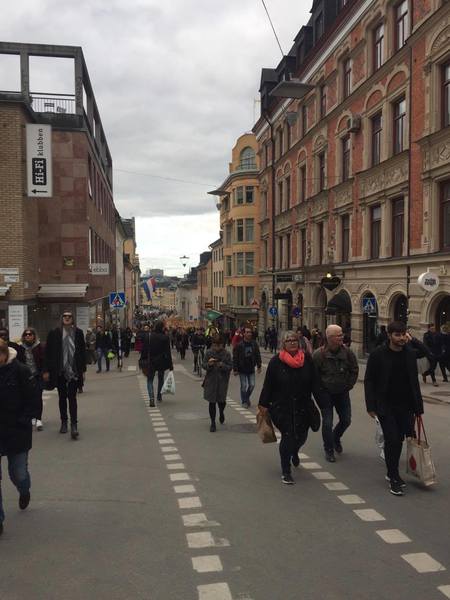 På Götgatan på Södermalm är det fullt när människor lämnar innerstan. Foto: Privat