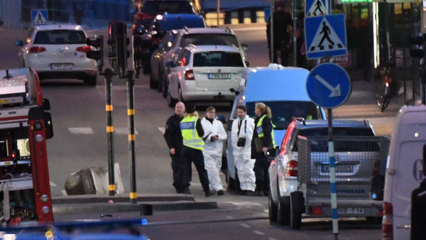 Även polisen är kvar på Drottninggatan. Foto: TT