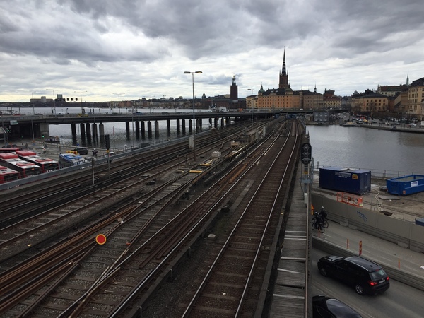 SVT Nyheters reporter Elin Georgsson sitter fast på tunnelbanan mellan Gamla stan och Slussen. Hon var nyss på plats på Drottninggatan med sin familj.
– Kaos även vid slottet nu med tungt beväpnad polis. Sprungit ditåt i panik med bebis i famnen från Drottninggatan. Va fullständigt kaos. Folk skrek och grät. Aldrig haft sån panik.