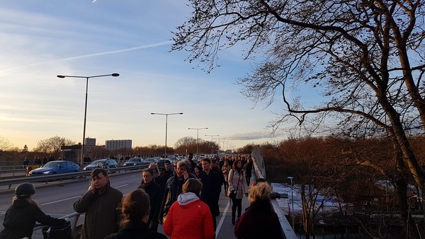 Västerbron (som knyter ihop Kungsholmen och Södermalm) klockan 19.10. Fortfarande väldigt mycket folk på fotvandring hemåt.