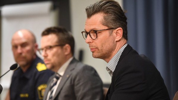 Stefan Hector på polisens nationella operativa avdelning, Johan Olsson operativ chef på Säpo och Jan Evensson på Stockholmspolisen under presskonferensen. Foto: TT