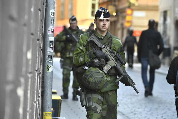 Beväpnade militärer i Gamla stan i Stockholm. En lastbil har kört in i människor på Drottninggatan i centrala Stockholm. Foto: Claudio Bresciani/TT