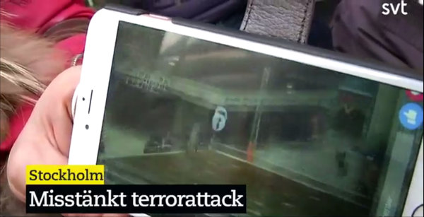 Ett vittne visar händelsen för SVT:s reporter.