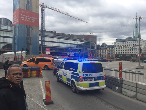 Piketbussar som anländer. Ljudet är öronbedövande från alla sirener.
