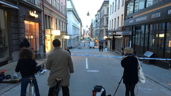 Drottninggatan är fortfarande avspärrad. Foto: TT