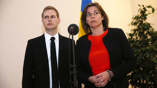 Även Miljöpartiets språkrör Gustav Fridolin och Isabella Lövin medverkade i regeringens presskonferens i Rosenbad. Foto: TT