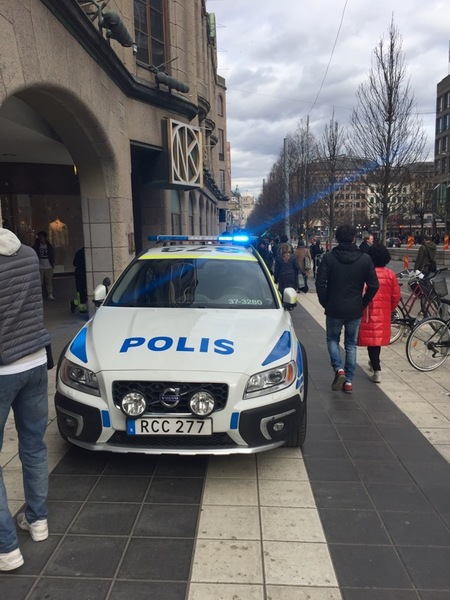 Polis utanför NK, där befinner jag mig nu.