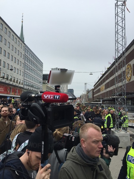 Medier väntar på statsminister Stefan Löfven.