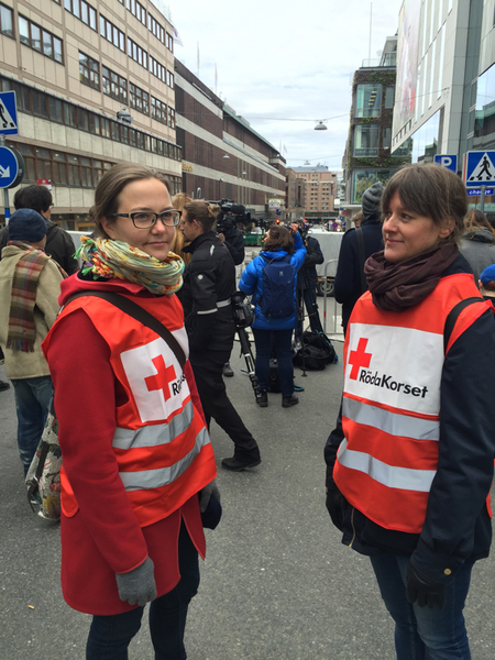 Wanja Janeheim till vänster och Sara-Sofia Agnemo till höger är frivilliga krisstödjare från Röda Korset. De finns på plats vid avspärrningen i korsningen mellan Mäster Samuelsgatan och Slöjdgatan ifall människor behöver medmänskligt stöd. Än så länge är det få som uttryckt att de behöver prata, men de står här och finns till hjälp, säger de.