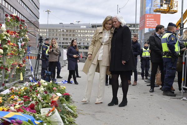Ebba Bush Thor, partiledare för Kristdemokraterna, har också lämnat blommor vid Drottninggatan.