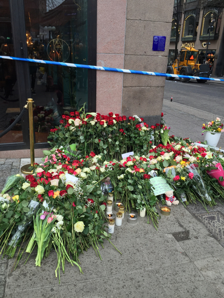 Blomsterhögen på Hötorget har växt till sig sen tidigare i dag.