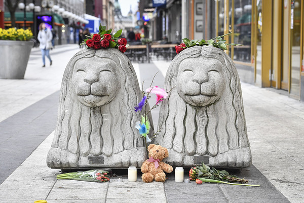 Det finns ingen utsedd plats att placera blommor och andra hedersbetygelser. Sorgeyttringarna blir spontana.