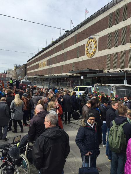 Många medier och människor samlade här vid Sergels torg.