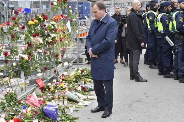 Statsminister Stefan Löfven på plats vid Drottninggatan. Foto: TT