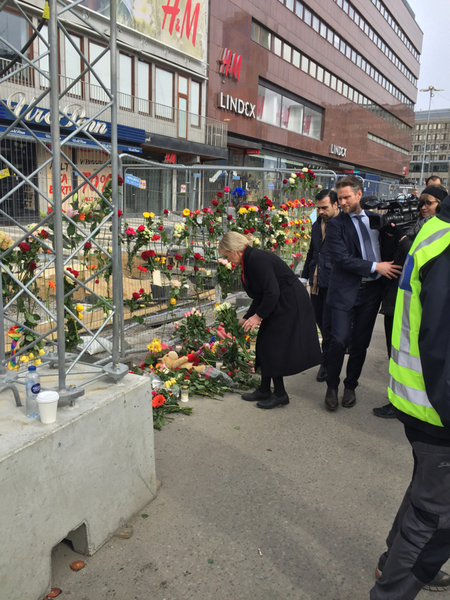 Utrikeminister Margot Wallström på plats vid avspärrningen vid Sergels torg. Foto: SVT