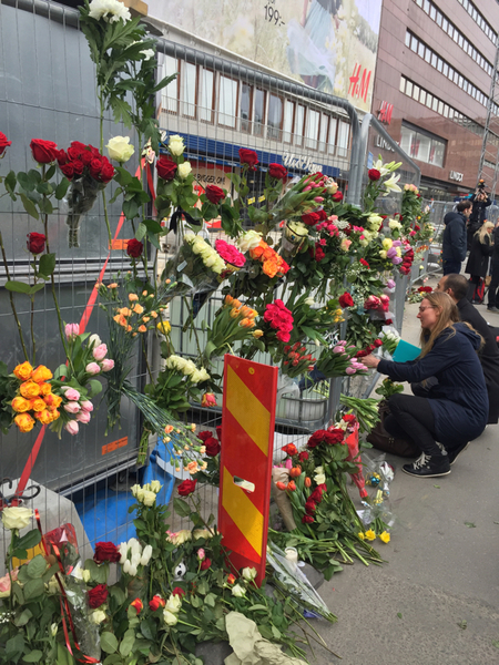 Just nu vid Åhléns utgång mot Sergels torg.