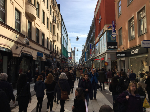 Det är många som är ute och går på Drottninggatan. Snart börjar manifestationen för att hedra offren för terrordådet.