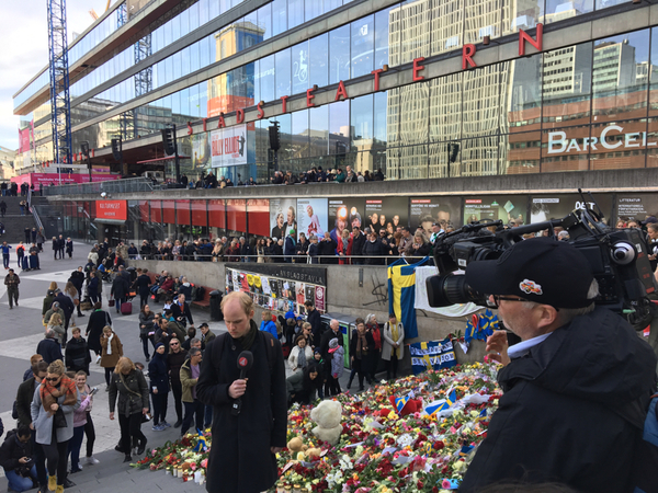 Det är mycket media på plats på Sergels torg i centrala Stockholm, både svensk och internationell.