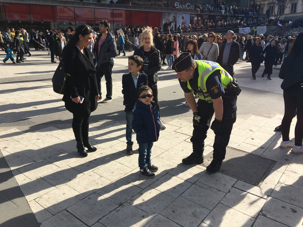 — Vad ska hända med han som körde lastbilen? Tar ni honom? frågar Datev, med solglasögon.
— Ja, han ska hamna i fängelse, svarar polisen han pratar med.