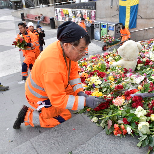 Känslosamt att flytta blommorna. –Det är väldigt känslosamt. Man tänker på det hemska som har hänt. De som var här, säger José Morales till TT.