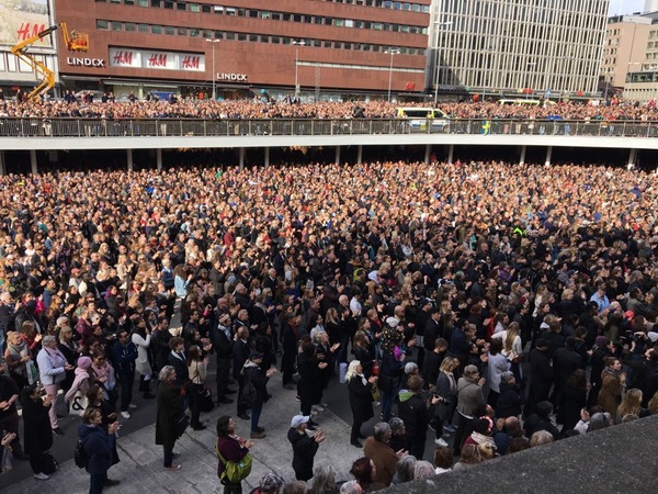 — Vi låter aldrig ondskan besegra eller förändra oss, säger Damon Rasti till jubel och applåder från publiken medan man hör helikoptrar ovan.
— Stockholm i mitt hjärta nu och för alltid.