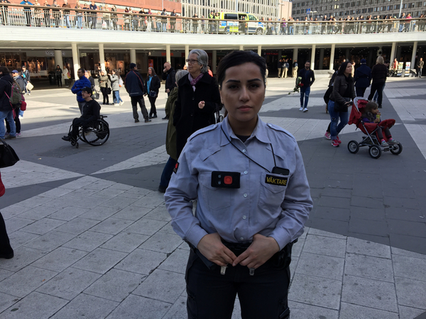 — Jag jobbade den dagen. Det är tungt och helt ofattbart. Jag skulle jobba på H&M klockan 16:00 och kom fram precis efter det hade hänt.
— Jag tycker inte media pratar om oss väktare tillräckligt. Glöm inte bort oss, vi var först på plats. Mina kollegor på Åhléns ryckte in direkt och försökte få ut människor från under lastbilen, säger väktare Lauren Mir från Stockholm som är i tjänst idag vid Sergels torg.
