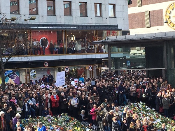 Det är människor här precis överallt. Från inuti Kulturhuset och till och med från inuti leksaksaffären på Drottninggatan står folk vid fönstren för att se på manifestationen.