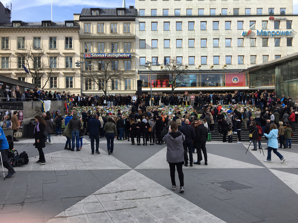 Trapporna vid Sergels torg just nu. Det kommer fler och fler människor hit för att lämna blommor och hedra offren för terrordådet på Drottninggatan.