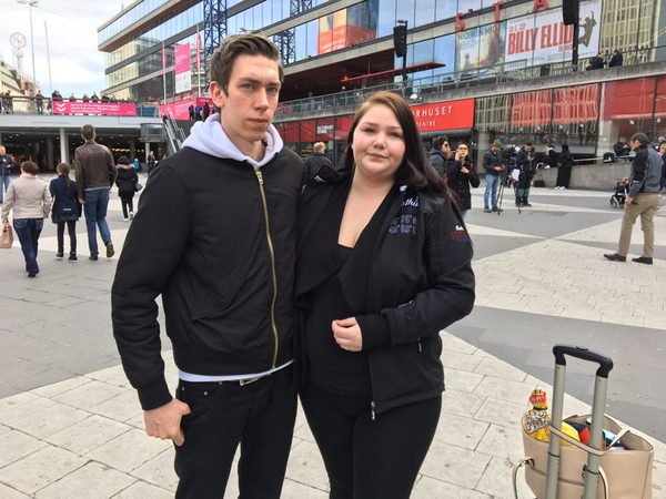 — Vi var där, vi var på H&M. Vi var fem meter ifrån det som hände, Felicia från Stockholm.
— Det känns tungt, svårt o få bort bilderna ur huvudet, säger Jimmie från Stockholm.