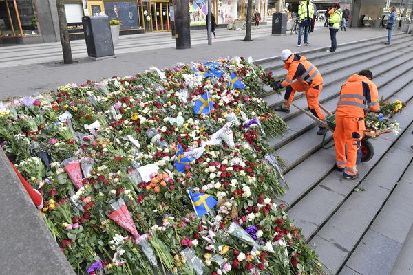 Blommorna vid minnesplatsen för attentatet på Drottninggatan monteras nu ner och flyttas till trappan ner mot Sergels Torg. Foto: TT