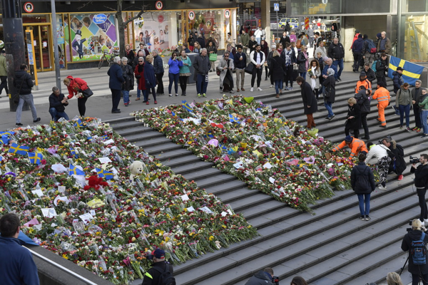 Just nu vid trappan ner mot Sergels torg. Blomsterhavet växer.