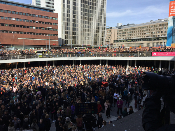 Det är ett hav av människor på Sergels torg