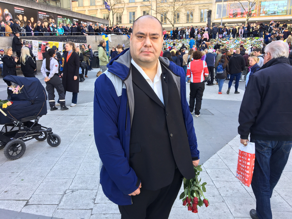 — Det är förskräckligt det som har hänt. Jag tycker det är fantastiskt att vi Stockholmare är här idag. Det är så mycket kärlek och folk bryr sig säger Karim från Solna.