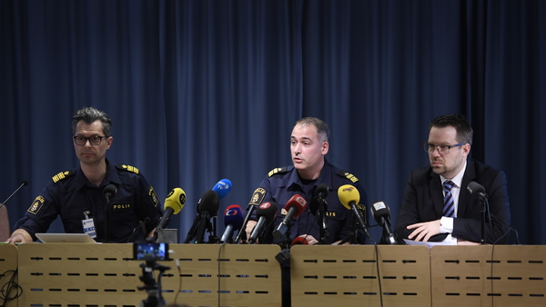 Jan Evensson, Regional kommenderingschef Stockholm, Jonas Hysing, Nationell kommenderingschef och Johan Olsson, Biträdande kommenderingschef, Säkerhetspolisen under polismyndighetens presskonferens i polishuset på Kungsholmen. Foto: Maja Suslin/TT