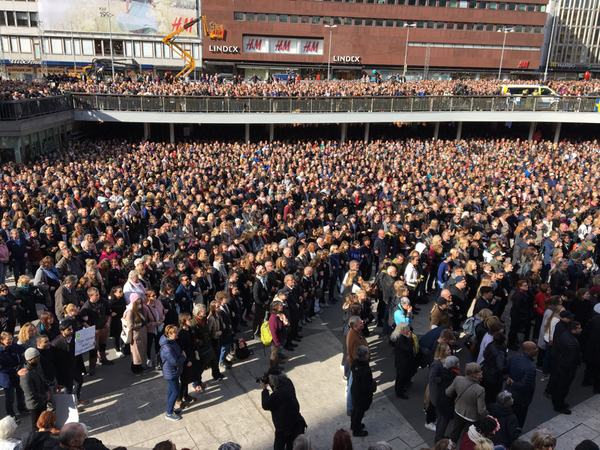Publiken håller om varandra inför den tysta minuten klockan 14:53