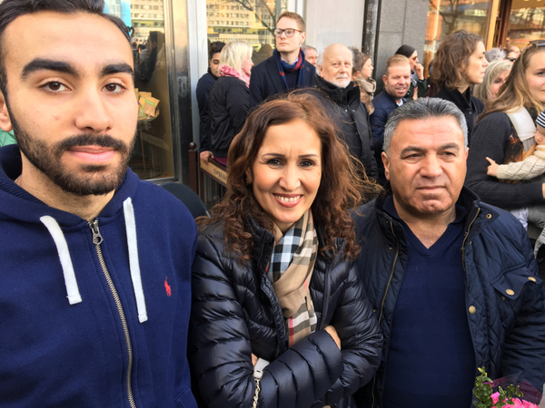 — Det var jobbigt och tungt det som hände, säger mamma Sholir som står med sin son Rimon.
— Sverige behöver samlas och visa kärlek. Det här är vår stad, säger pappa Farid.