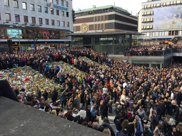 Det är en speciell stämning på Sergels torg just nu. Mycket kärlek men också mycket sorg.