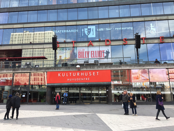 Tekniken inför dagens manifestation, med start klockan 14.00, riggas just nu framför huvudentrén till Kulturhuset vid Sergels torg i centrala Stockholm.