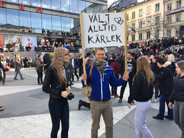 "Välj alltid kärlek"
Det är en glad stämning på Sergels torg nu, många leenden, folk kramar om varandra.