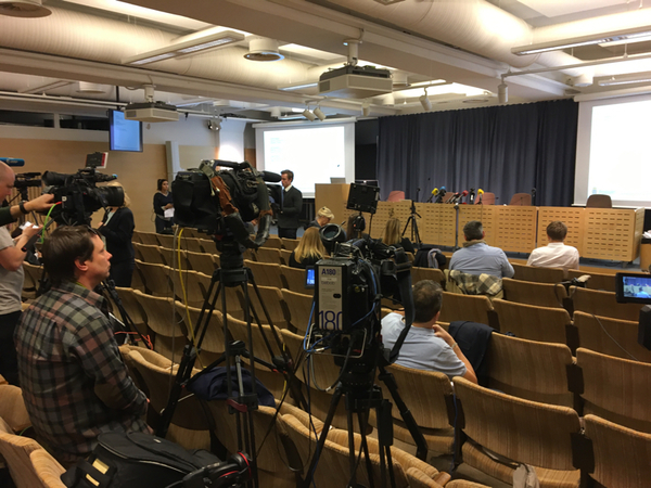 Snart drar polisens presskonferens igång, media är på plats.