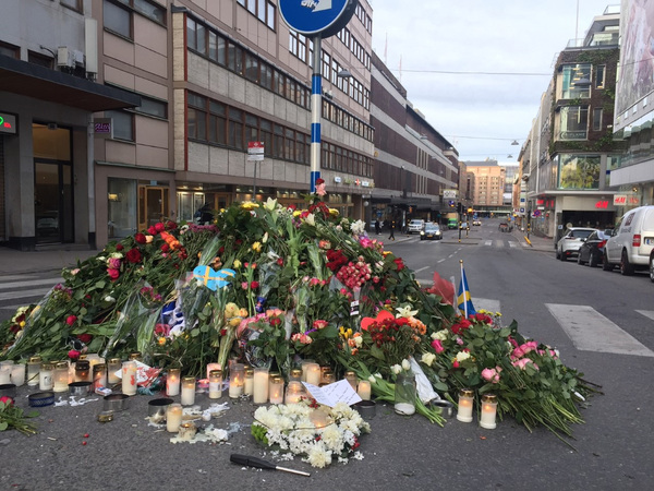 Även på Mäster Samuelsgatan, på andra sidan av attentatsplatsen finns en hög med blommor och ljus. Foto: Jonas Ohlin / SVT