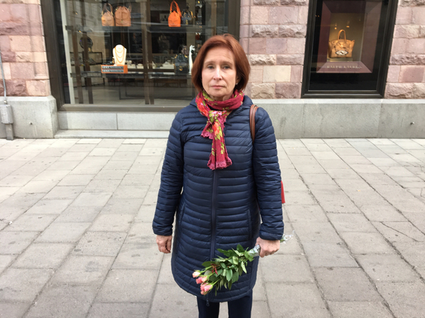 - Man känner en viss samhörighet och tillhörighet. Jag vill inte att hatet ska ta över, säger Sofia från Stockholm som är på väg till Drottninggatan för att lämna blommor.