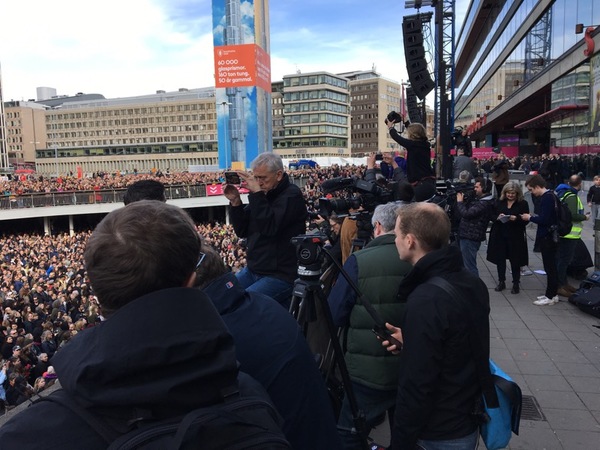 Det är väldigt mycket media här från Sverige och utlandet